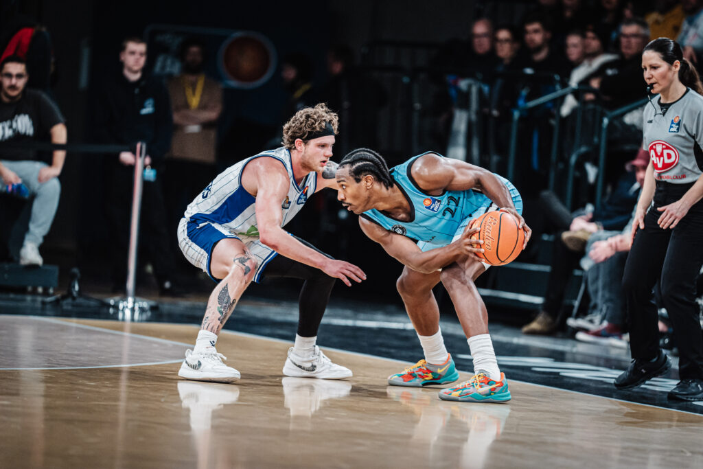 Johnathan Stove hält den Ball fern von Frankfurts Booker Coplin