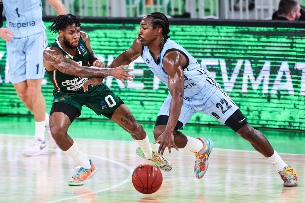 Johnathan Stove im Dribbling gegen Gegenspieler in Ljubljana
