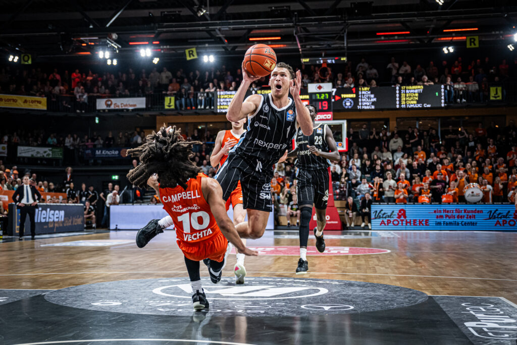 Brae Ivey beim Abschluss über Vechtas Tyger Campbell