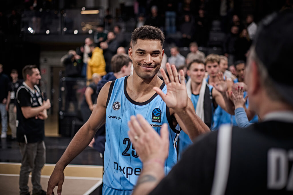 Kenneth Ogbe klatscht nach einem Spiel mit den Fans ab
