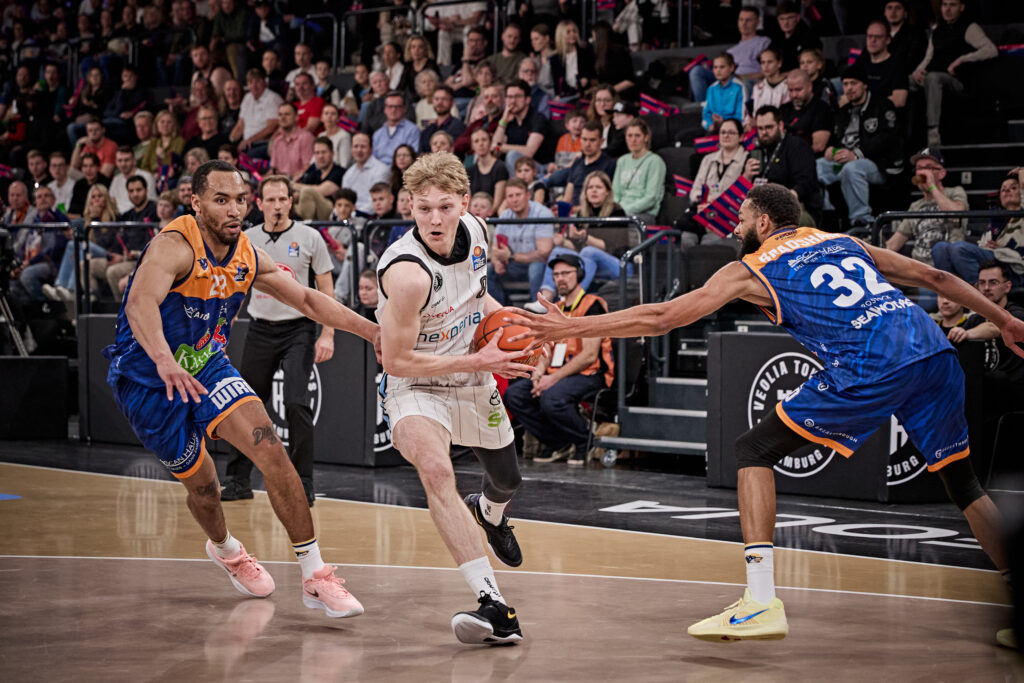 Jared Grey zieht gegen zwei Rostocker Gegenspieler zum Korb