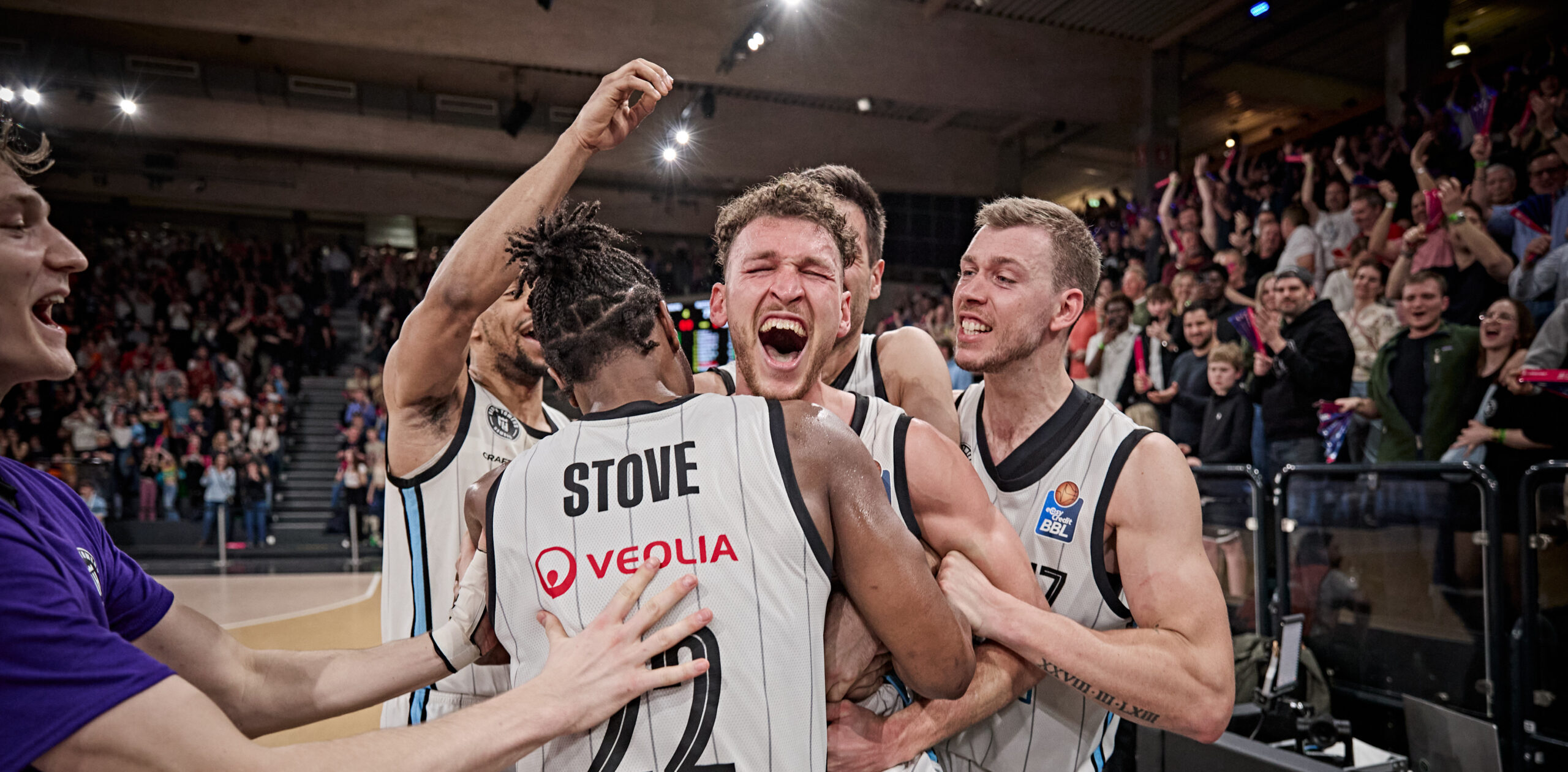 BuzzerBRAEter bringt Derbysieg