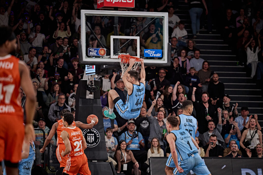 Benedikt Turudic hängt nach Dunk gegen RASTA Vechta am Korb
