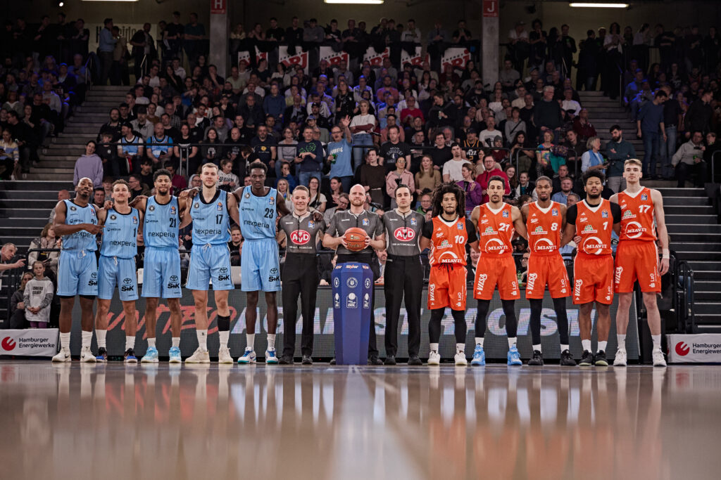 Gruppenfoto Towers und Vechta vor dem Spiel