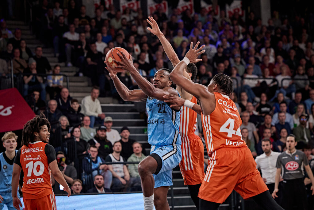 Johnathan Stove zieht gegen Vechta zum Korb