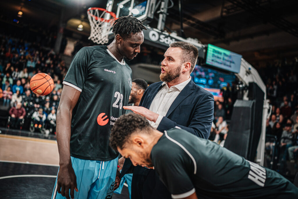 Assistant Coach Stanley Witt im Gespräch mit Kur Kuath