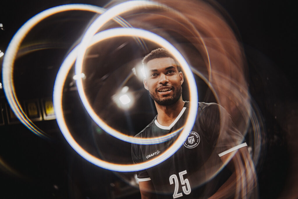 Kenneth Ogbe im Lichterkreis