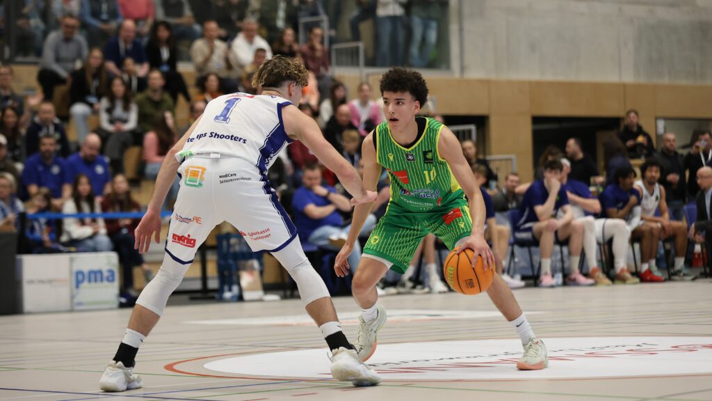 Nelson Martin vom SC Rist Wedel am Ball