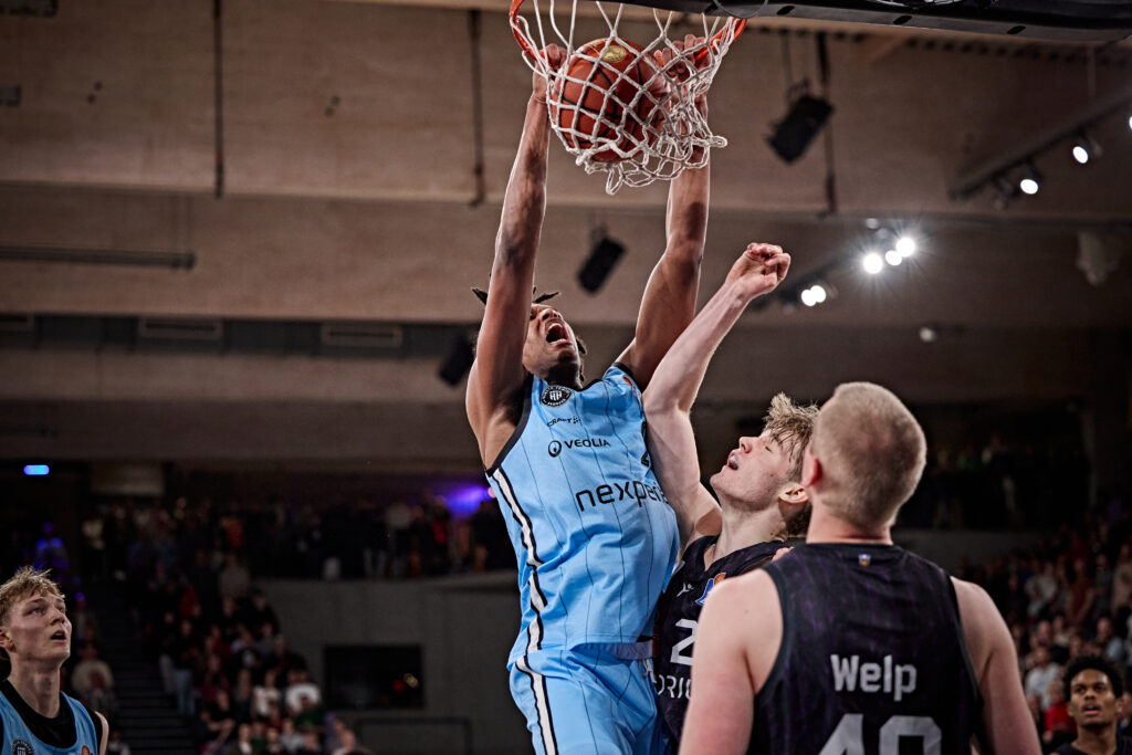 Fabian Giessmann beim Dunk gegen Göttingen