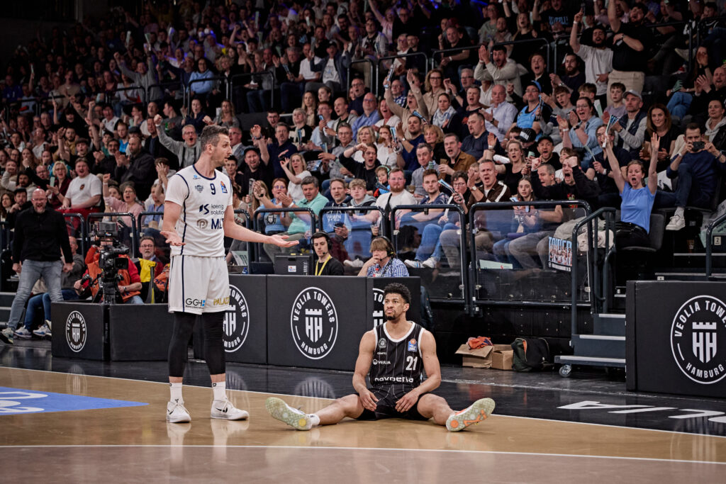 Jordan Barnett sitzt auf dem Boden, Fans jubeln