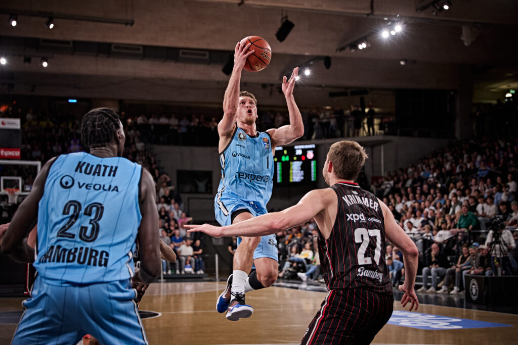 Brae Ivey zieht zum Korb gegen Bamberg