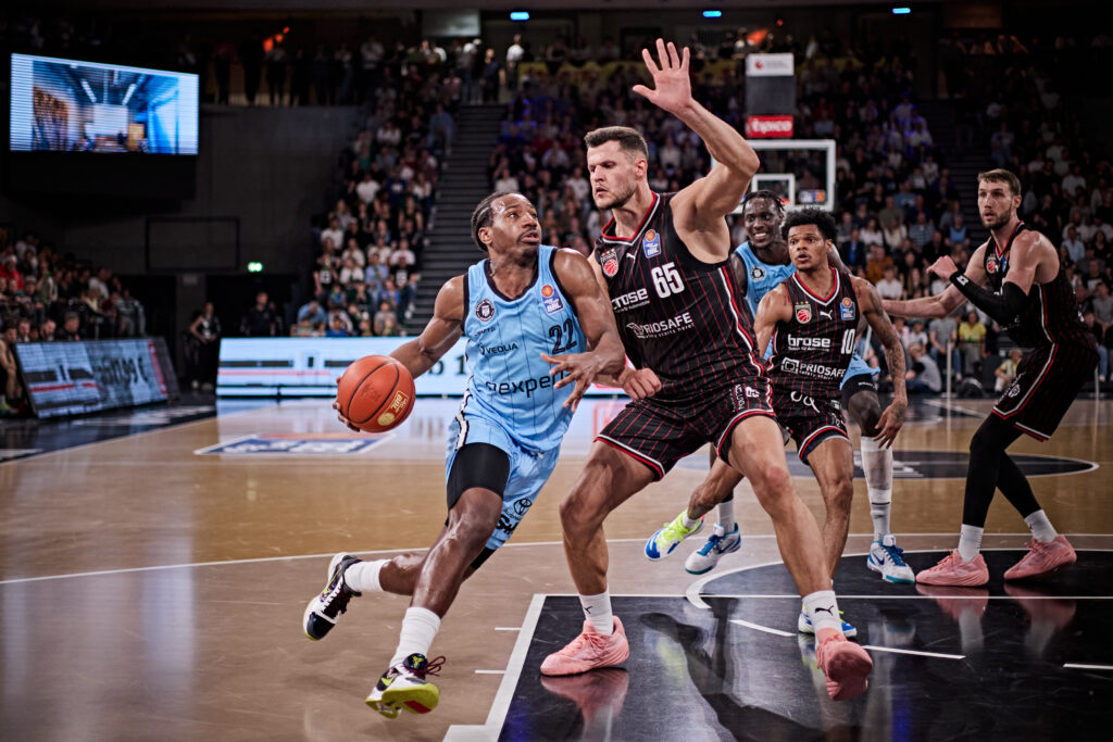 Johnathan Stove mit Ball gegen Bambergs Stanic