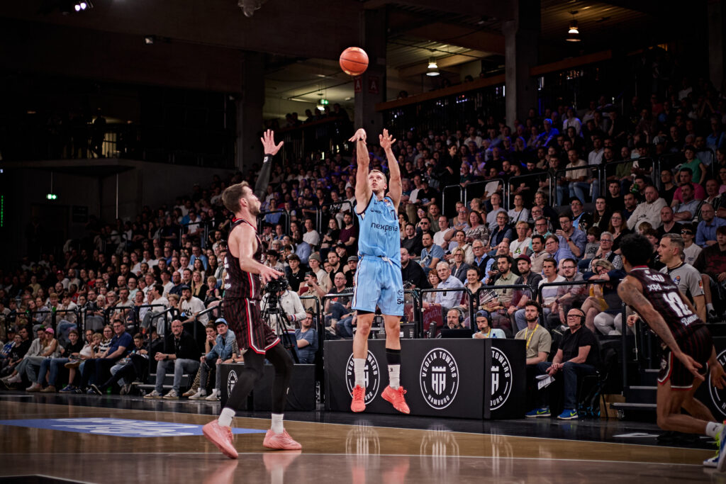 Niklas Wimberg beim Dreier gegen Bamberg