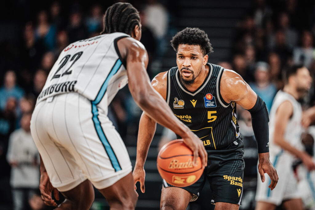 Ludwigsburgs Justin Simon schaut auf dribbelnden Johnathan Stove