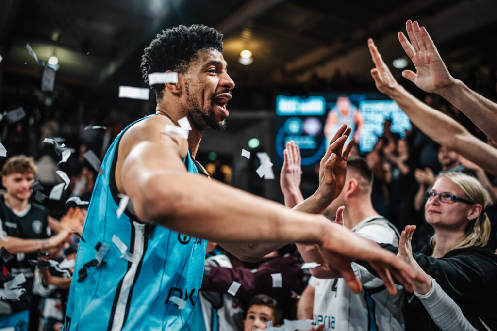 Jordan Barnett klatscht im Konfettiregen mit Fans ab