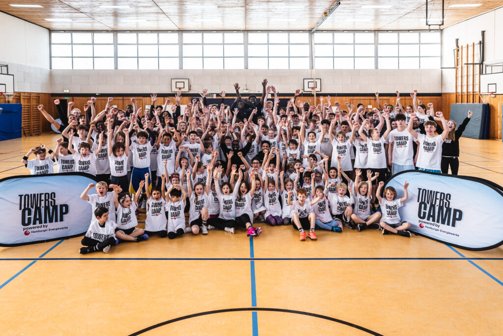 Jubelnde Kinder bei einem Feriencamp der Towers
