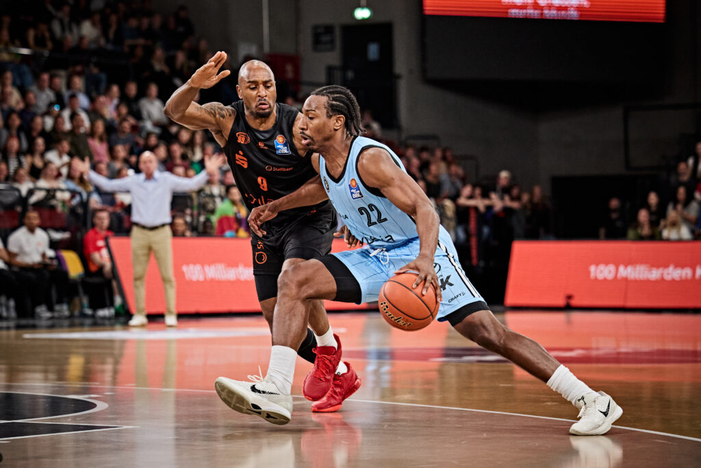 Johnathan Stove im Dribbling gegen Chemnitz
