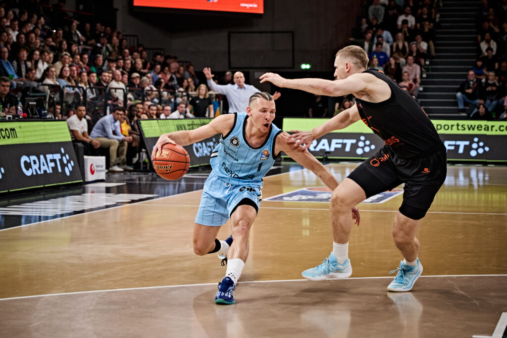 Brae Ivey im Dribbling gegen Chemnitz
