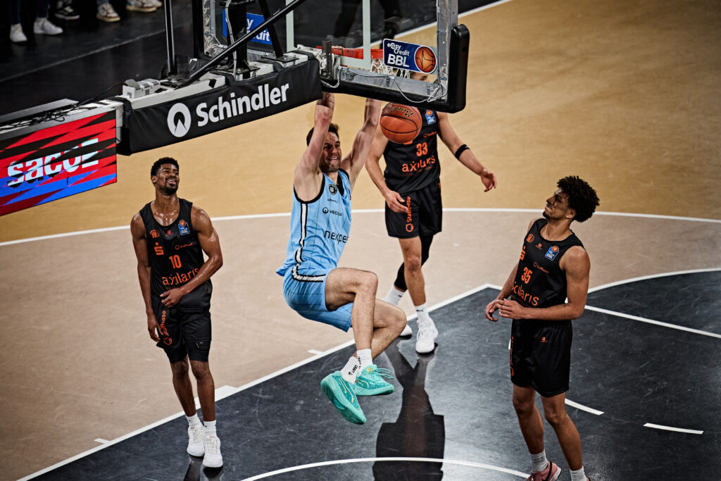 Benedikt Turudic beim Dunk gegen Chemnitz