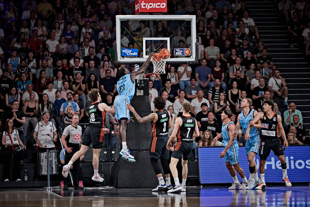 Dunk von Kur Kuath im Spiel gegen Ulm