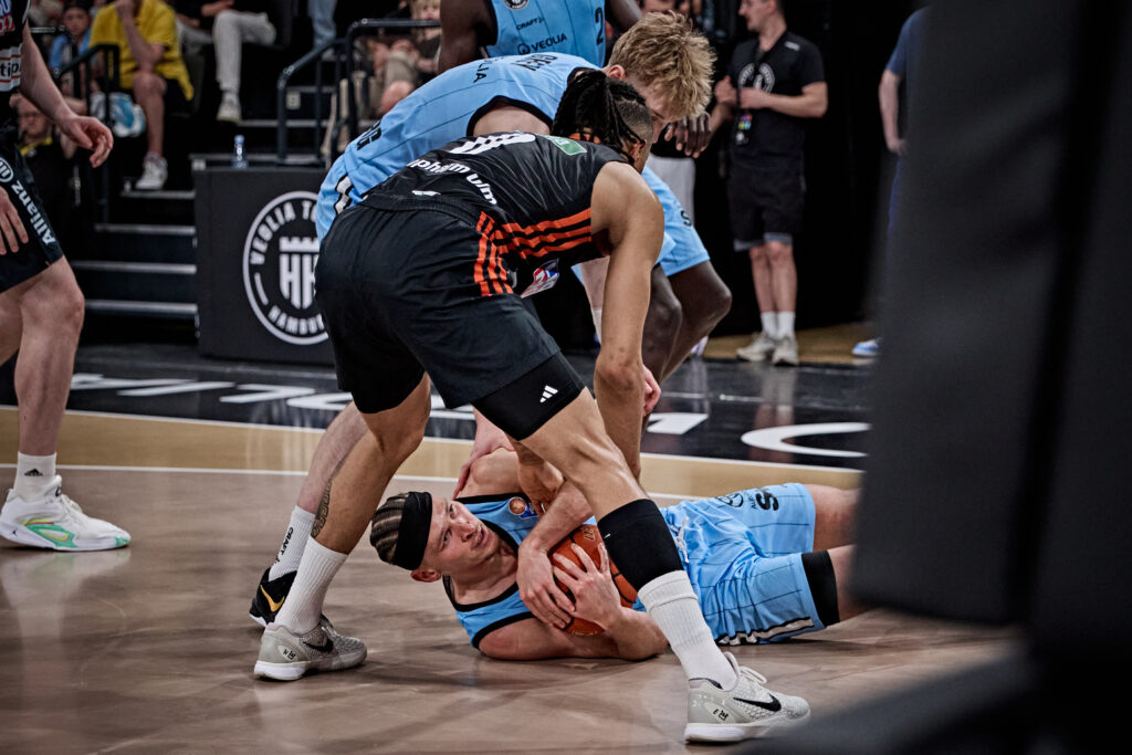 Brae Ivey kämpft gegen Ulm am Boden liegend um den Ball