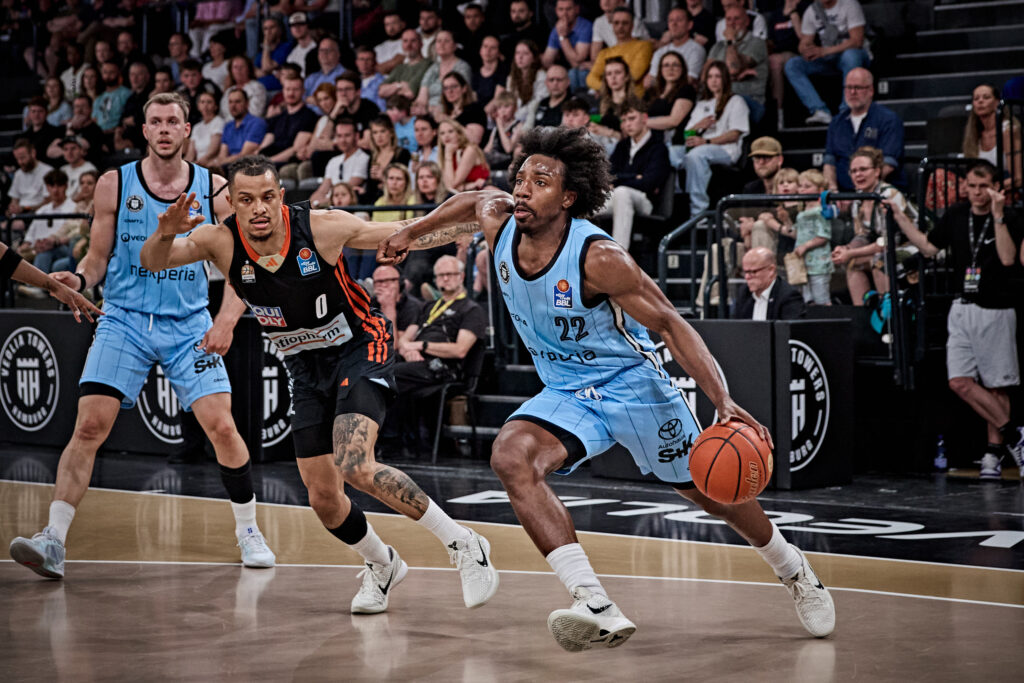Johnathan Stove mit dem Ball in der Hand gegen Ulm