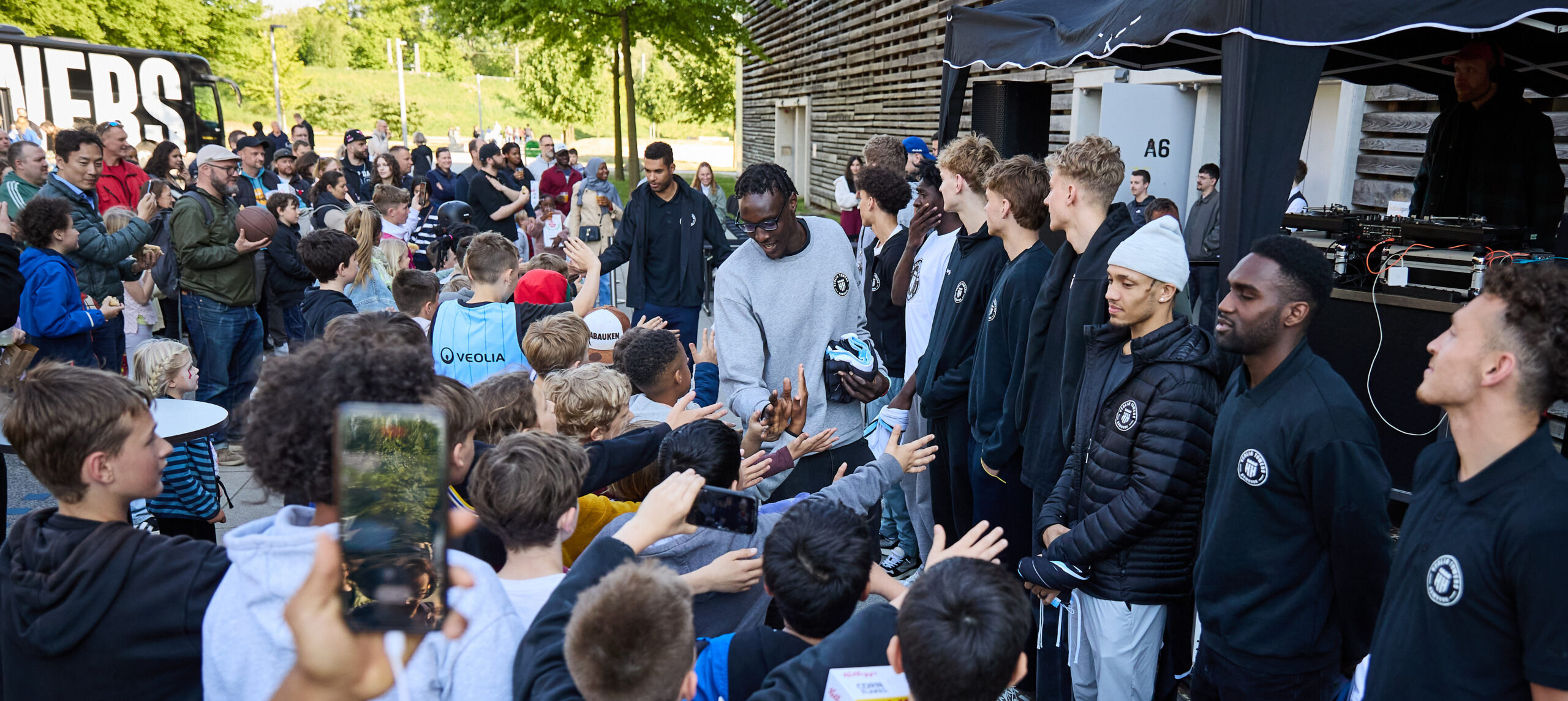 Launiges Fan-Fest beschließt die Spielzeit