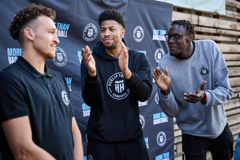 Jordan Barnett und Kur Kuath feuern Brae Ivey beim Abschlussfest an