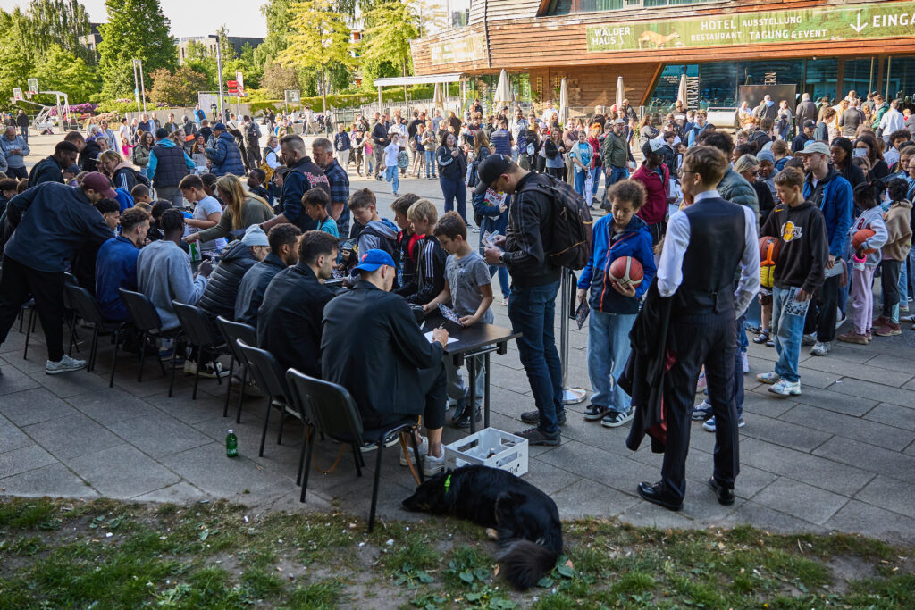 Fans beim Abschlussfans warten auf Autogrammstunde