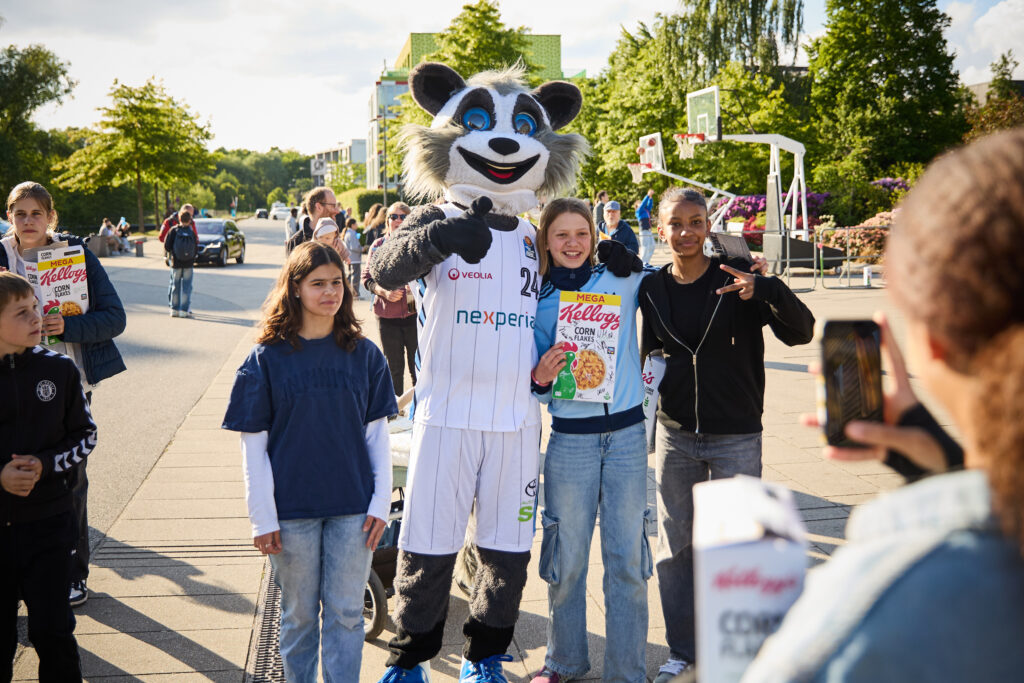 Maskottchen Willy mit Fans beim Abschlussfest