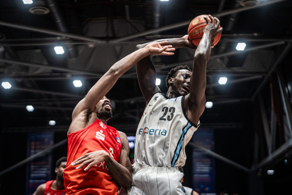 Kur Kuath sammelt Rebound im Spiel gegen Chemnitz