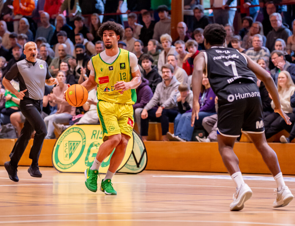 Jayden Fatnassi im Wedel Trikot am Ball gegen Wolmirstedt