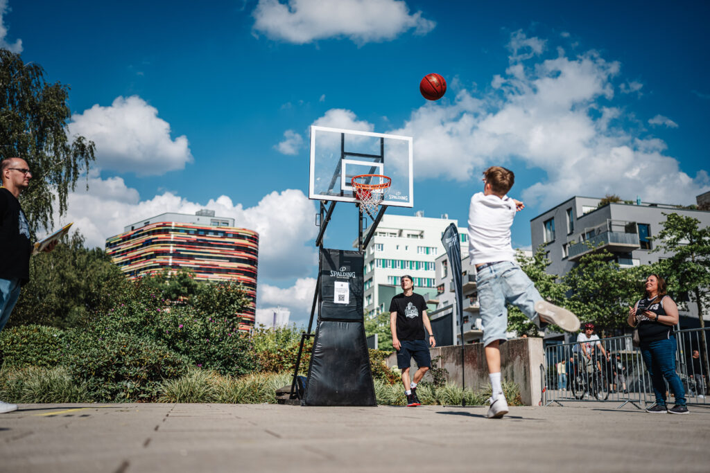 Kind wirft auf Basketball-Korb im Inselpark