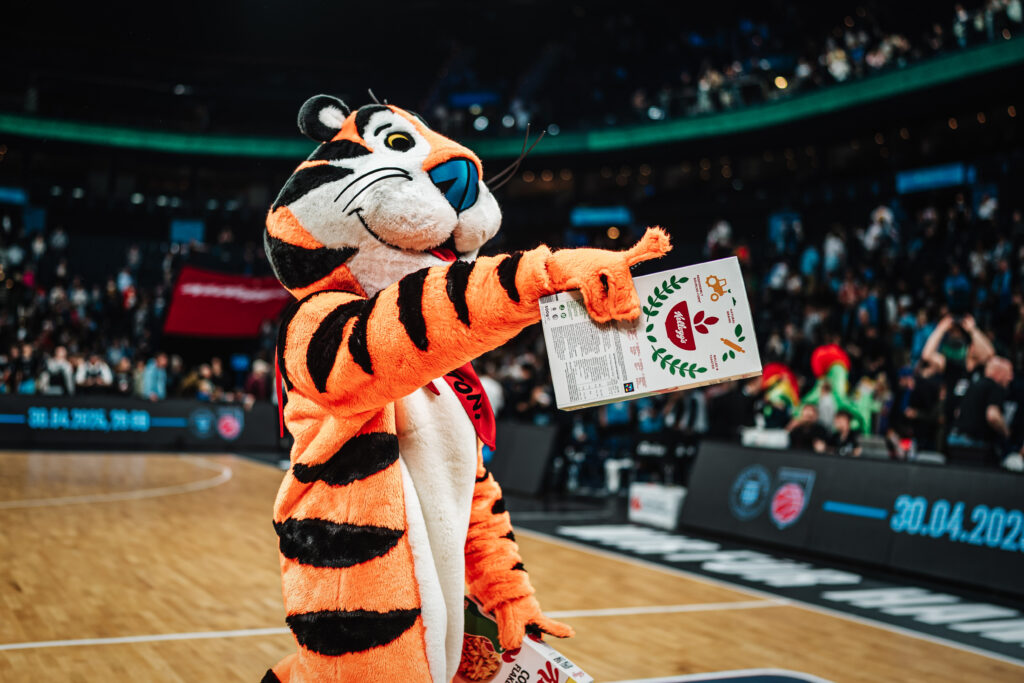Kellogg's Maskotchen Tony mit Kellogg's Packung in der Barclays Arena
