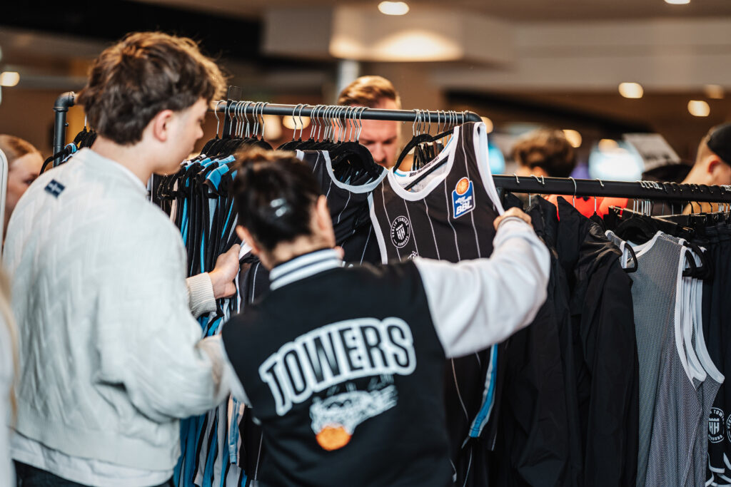 Fans der Veolia Towers stöbern durch das Fanshop-Angebot