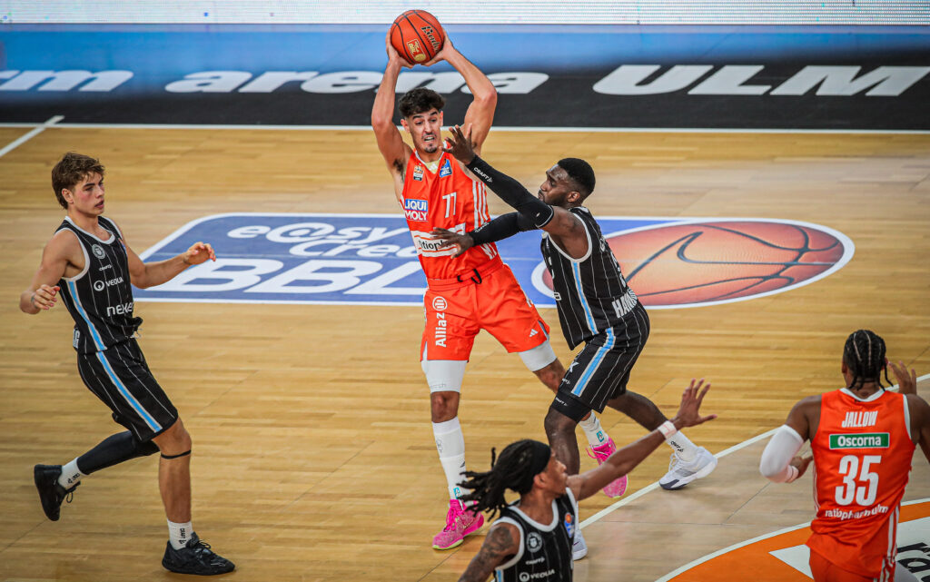 Ulms Talent Ben Saraf am Ball gegen Osaro Rich