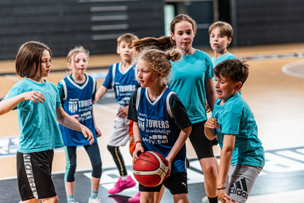 Sieben Kinder beim Basketballspielen