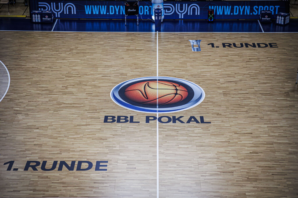 Das Parkett ist geschmückt mit dem Logo des BBL-Pokals. Die 1. Runde ist angekündigt.