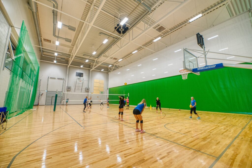 Frauen spielen Volleyball in Sporthalle