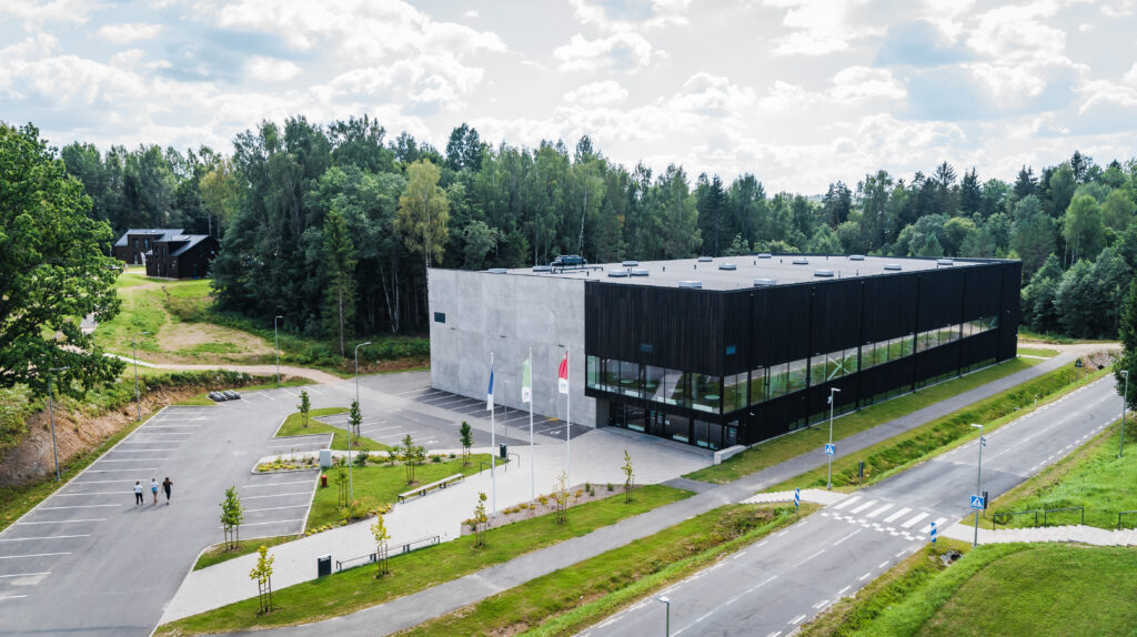 Drohnenfoto einer Sporthalle