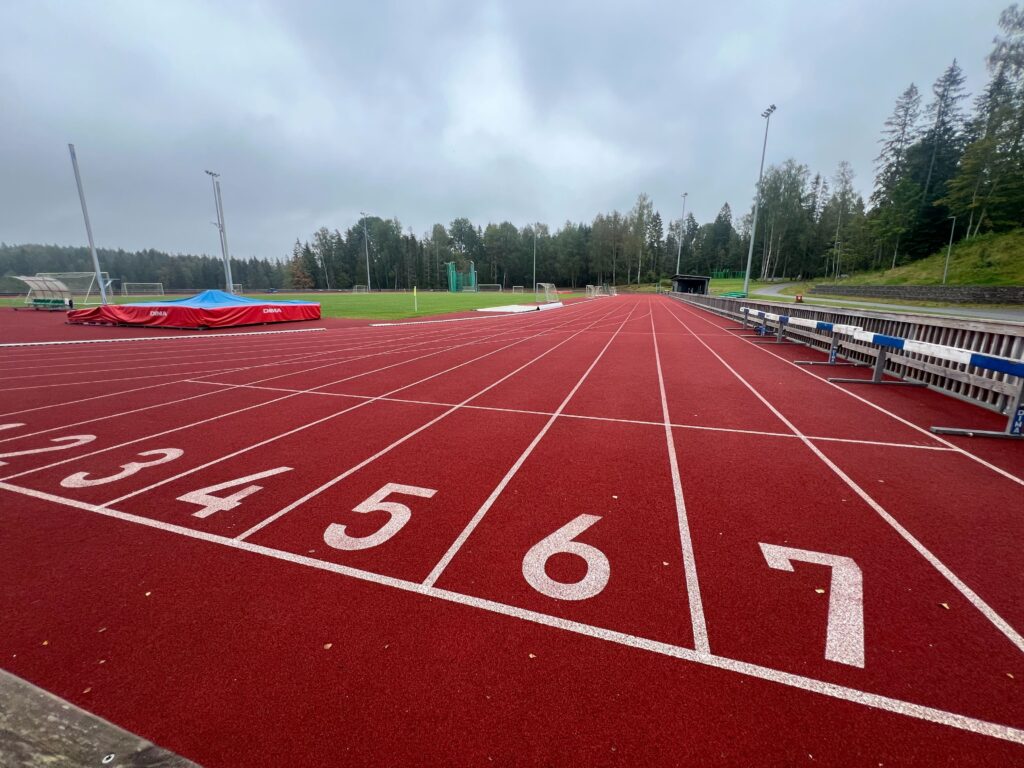 100-Meter-Laufbahn einer Sportanlage