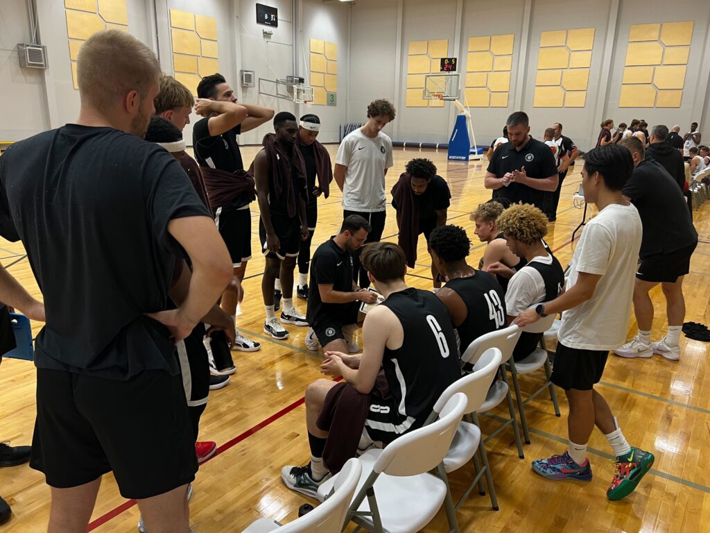 Trainer bei der Ansprache vor einem Basketballteam