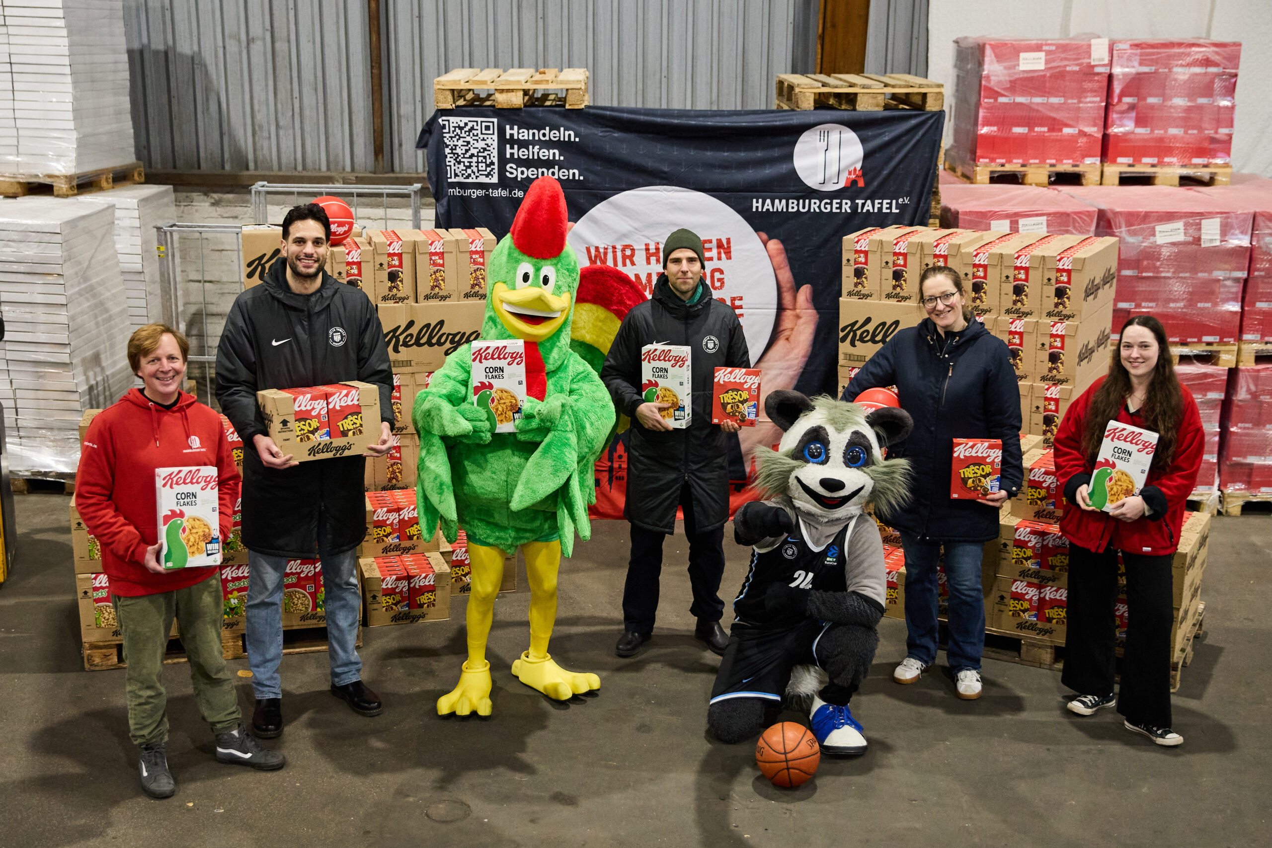 „Hoops Against Hunger“: Kellogg’s und Towers übergeben 2.000 Packungen Kellogg’s an die Hamburger Tafel
