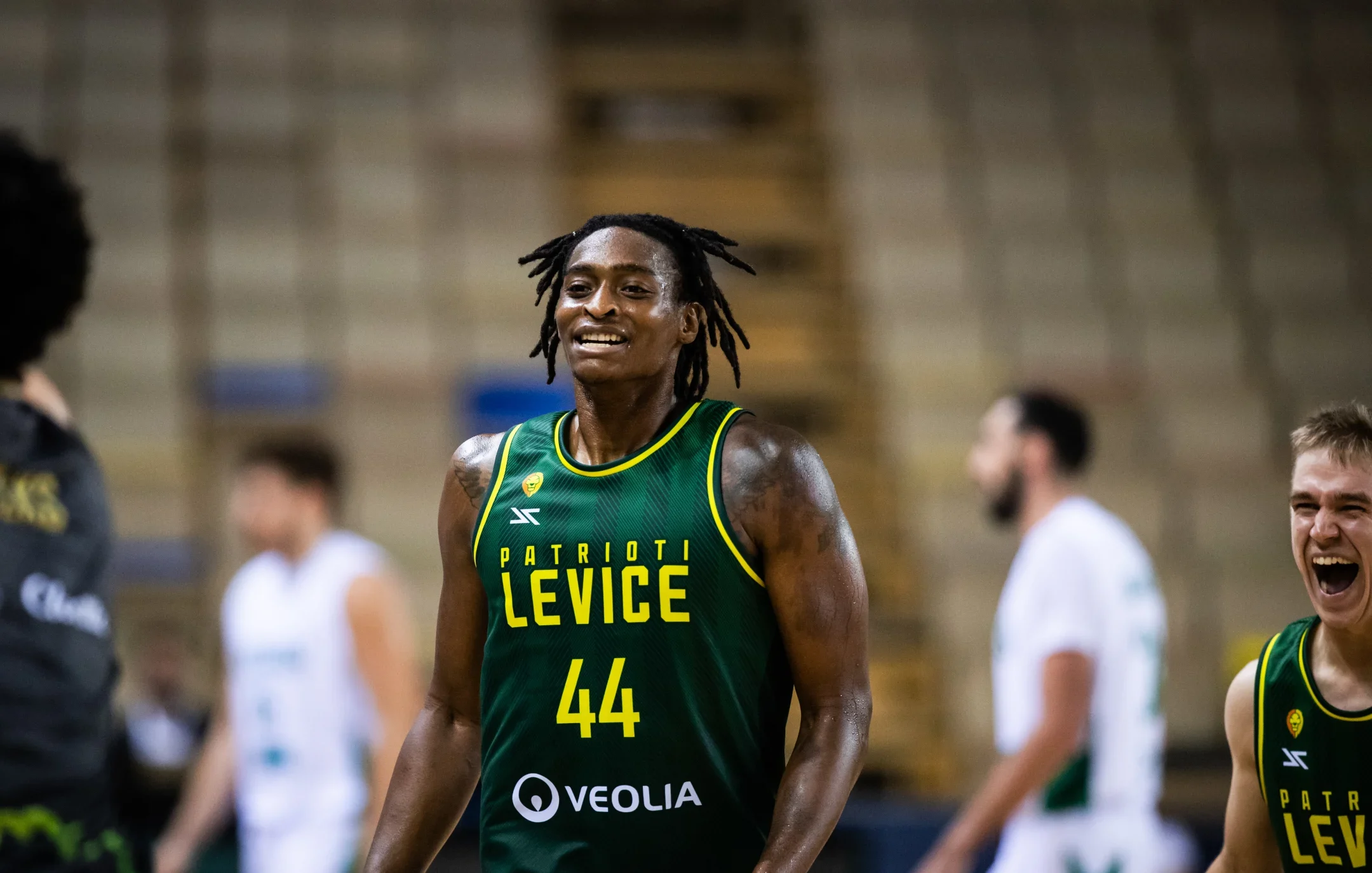 Basketballspieler mit grün-gelbem Trikot der Mannschaft Levice mit der Nummer 44 auf dem Spielfeld