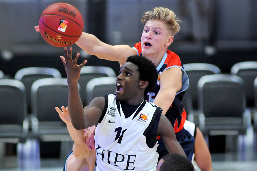 Zwei Basketballspieler im Kampf um den Ball, einer in weißem Trikot mit der Nummer 11 und der Aufschrift 'HIPE', der andere in dunklem Trikot mit orangefarbenen Akzenten